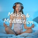 Junge Frau meditiert im Bett während sie Musik hört